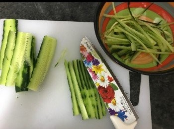 step3: 因為無工具幫手，唯有切絲。