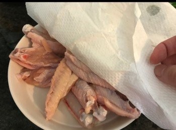 step2: <a href="https://bit.ly/3zHU5V3" target="_blank" data-keyword="雞翼" class="guide-link"><strong>雞翼</strong></a> <span style="display:inline-block;vertical-align:middle;margin-top:-3px;color:initial;border-radius:3px;padding:2px 3px;font-size:12px;line-height:14px;background:#87d300;color:#fff;">即買</span> 剪半，用廚房紙巾抹乾水份。