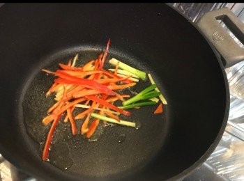 step3: 大火落薑絲、紅椒絲、蔥白部分。炒香。