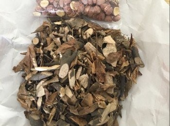 step1: 將桑寄生沖洗一次，備用; 
雞蛋和凍水一起落煲, 以中火煮10分鐘, 煮熟後過凍水脫殼; 
紅棗洗淨後去核；
蓮子沖洗兩次