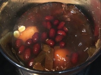 step2: 煲注入凍水後, 將所有材料加入內，以中火煮30 分鐘，將8碗水煮至2碗水，加入紅糖後略煮至溶解, 便成！
