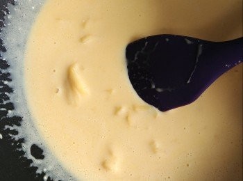 step5: 之後倒入麵糊，不停搞拌，會發現開始慢慢出現凝固，慢慢炒至全部麵糊形成固體