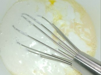 step2: 加入椰汁，煉奶同花奶打勻。