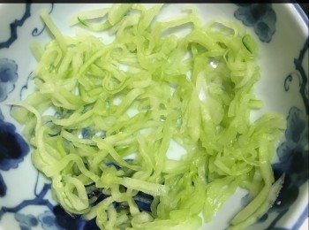 step4: 青瓜切絲，撒少許鹽，讓青瓜釋出多餘水分，瀝乾備用