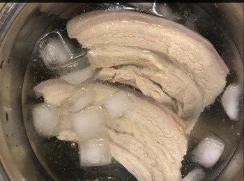 step6: 醬汁備妥，腩肉焗好，放進冰水，冷卻，瀝乾後切薄片（厚薄度也隨個人口味調節）
