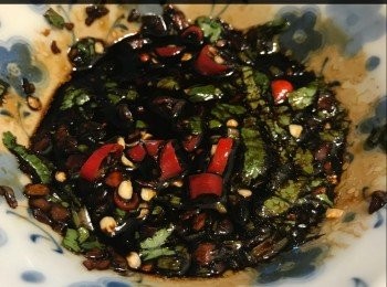 step5: 把醬汁拌匀，試味，可因應個人口味調節鹹甜酸辣程度（重點是蒜蓉要夠多，切成白米大小）