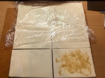 step2: 預熱夾餅機的時候，把酥皮分開6 份 (唔同牌子的魚模大小不同，酥皮要大過魚模少少）