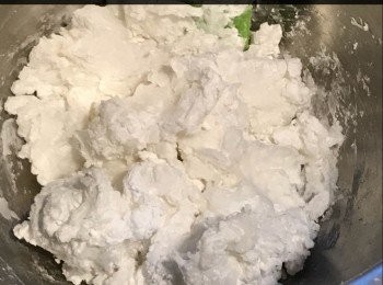 step1: 先把澄麵和木薯粉拌勻，然後倒入滾水拌至成團，用毛巾蓋住靜止5分鐘