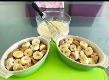 step2: 把先切丁的吐司粒和香蕉片放入容器備用。

再把奶、蛋、呍呢拿香油、糖、鹽、牛油溶液稍為用手動打蛋器mix 一下， 然後倒進裝了吐司粒和香蕉片的容器內。