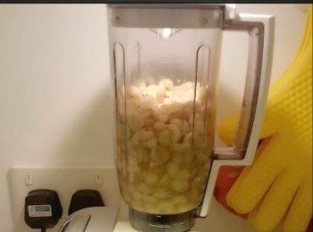 step2: 把軟身的蓮子倒入攪拌器，加水115克打成蓉， 再過篩， 蓮蓉會更滑。