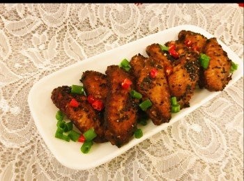 step1: 先把<a href="https://bit.ly/3zHU5V3" target="_blank" data-keyword="雞翼" class="guide-link"><strong>雞翼</strong></a> <span style="display:inline-block;vertical-align:middle;margin-top:-3px;color:initial;border-radius:3px;padding:2px 3px;font-size:12px;line-height:14px;background:#87d300;color:#fff;">即買</span> 解凍後， 用廚房紙巾抹乾。在<a href="https://bit.ly/3zHU5V3" target="_blank" data-keyword="雞翼" class="guide-link"><strong>雞翼</strong></a> <span style="display:inline-block;vertical-align:middle;margin-top:-3px;color:initial;border-radius:3px;padding:2px 3px;font-size:12px;line-height:14px;background:#87d300;color:#fff;">即買</span> 背後割兩刀，更容易入味。
～