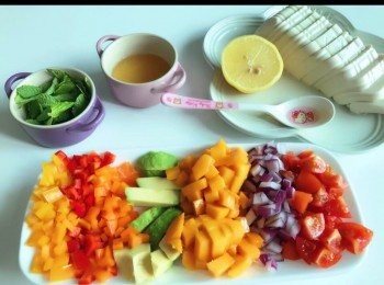 step1: 先把豆腐切片，其餘蔬果類材料切粒。