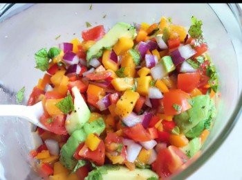 step2: 把已切粒的蔬果材料， 加入<span class="group_2">醬汁</span>拌勻。