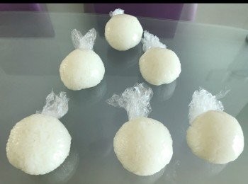 step2: 用保鮮紙把每份壽司飯團包圓擰實，放30分鐘稍為固定形狀。