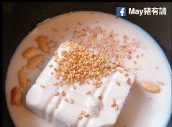 step3: 滑豆腐、無糖豆漿、白芝麻、去皮花生和鹽一起放入攪拌器或用手提攪拌棒打成味道濃郁的豆漿。