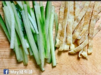 step2: 蛋液中放少許鹽，煎成蛋皮後切絲。青瓜切去頭尾，切絲備用。