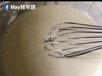 step1: 麵粉和水用打蛋器充分混合。