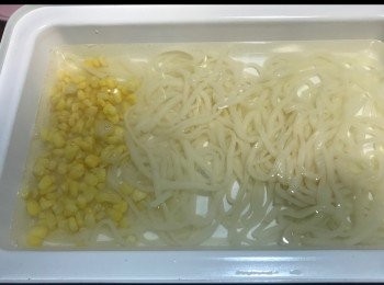 step2: 加入粟米煮熟。