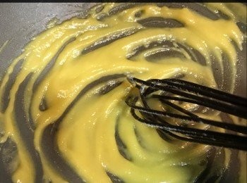 step6: 加入淡忌廉拌匀，落鹽及黑椒粒調至合適味後，加入海鮮、磨菇片及闊條麵拌匀