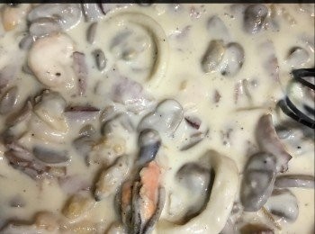 step8: 預熱焗爐220度，放入闊條麵焗幾分鐘到芝士溶化變金黃色，取出後撒上Paprika紅椒粉即成