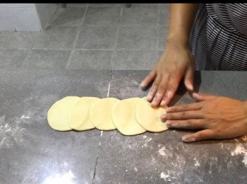 step3: 取出五個搓圓了饅頭，壓平，平放，卷成，切一半

https://www.facebook.com/KellyCookies2016/videos/1070581963093069/

影片有敎
