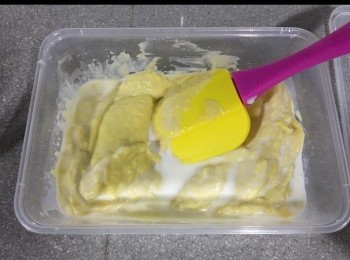 step1: 將榴連拆肉，用攪拌機打蓉
加入牛奶柈勻，備用