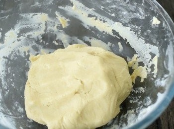 step2: 篩入麵粉和鹽，拌勻. 再下雞蛋，拌勻，用手堆成麵糰，再用保鮮紙包好，放入雪櫃一個小時