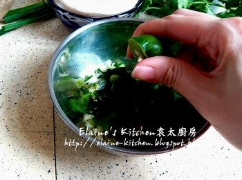 step9: 蒜粒 , 薑粒 , 蔥粒 , 芫茜碎放入碗內 , 加入青檸汁 , 少許鹽 , 糖 , 生抽調味