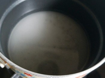 step2: 先將糖和醋加熱至糖全溶，放涼備用。