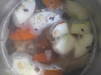 step3: 將全部材料放入煲內,加6碗水煮滾，