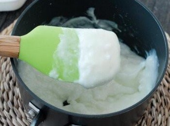 step4: 再下步驟一的牛奶液，用中火煮，快速攪拌，很快會變濃稠，離火