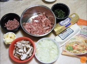 step5: 披薩餡料：依個人喜好準備：松板豬肉，火腿，洋蔥，香菇，無鹽奶油，九層塔及雙色乳酪絲……等。