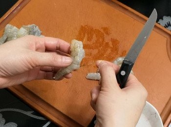 step2: 開背除去蝦腸