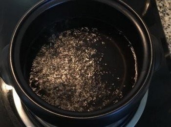 step3: 將蛋打出後秤重，4顆約200g,則水份約用200gX0.8=160g, 如果沒法秤重則可用半邊的蛋殼量水，4顆蛋約量6個半邊蛋殼的水份即可。
水裝入砂鍋或陶鍋煮滾。