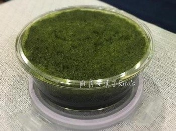 step2: 打好的艾草汁可放置一下讓泡泡消一下後在密封冷藏。