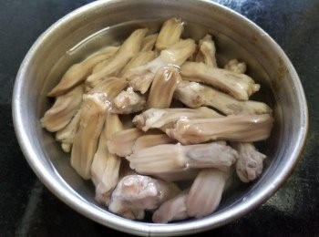 step7: 用薑片，黃酒拖水 1 分鐘，取出後沖凍水備用