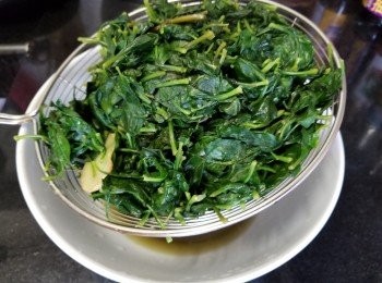 step4: 再用筲箕隔去多餘水份備用