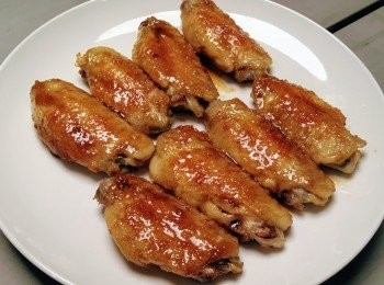 step4: 吃<a href="https://bit.ly/3zHU5V3" target="_blank" data-keyword="雞翼" class="guide-link"><strong>雞翼</strong></a> <span style="display:inline-block;vertical-align:middle;margin-top:-3px;color:initial;border-radius:3px;padding:2px 3px;font-size:12px;line-height:14px;background:#87d300;color:#fff;">即買</span> 時，有 “粒粒” 砂糖於表面，更有咬口及甜味！甜而不膩的焦糖<a href="https://bit.ly/3zHU5V3" target="_blank" data-keyword="雞翼" class="guide-link"><strong>雞翼</strong></a> <span style="display:inline-block;vertical-align:middle;margin-top:-3px;color:initial;border-radius:3px;padding:2px 3px;font-size:12px;line-height:14px;background:#87d300;color:#fff;">即買</span> 完成了！