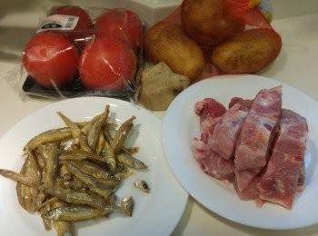 step1: 準備材料, 煲一煲熱水用來煲湯, 蕃茄和薯仔滾筒切, 薑切片, 魚乾浸到微軟身。