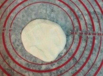 step10: 牛奶麵糰秤重後，分割為10顆@每顆約50～51g，先用手掌壓扁，