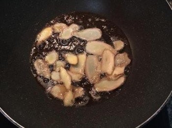 step5: 鍋燒熱，放入麻油和豬油，下薑片小火慢煸到薑片捲起，便可先將薑片撈出；