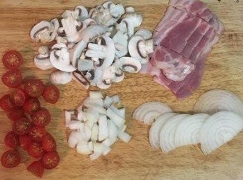 step7: 培根切條狀；洋蔥一半切片、一半切丁；蘑菇切片；小蕃茄對切；