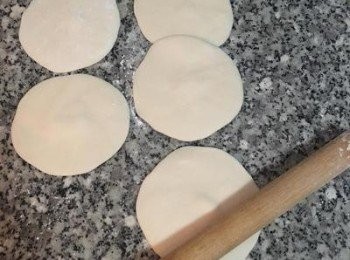 step12: 接著便可進行壓桿，工作檯灑少許麵粉，桿麵棍上也是，取麵糰用手壓扁後桿成不要太薄的麵皮（如要包成包子狀則需中間較厚）,一次桿五片，第一張桿的先包。包好後墊張防沾紙，排入蒸籠。