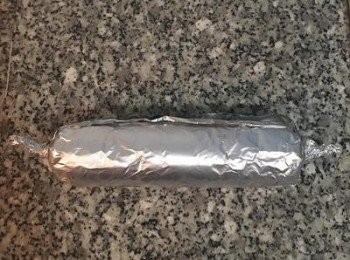 step21: 再來就是兩邊旋緊即可，放入冰箱冷藏30分鐘以上才能拿出來切喔～