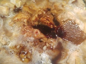 step11: 再加入<span class="group_4">調味料</span>同煲，蓋蓋煲半小時。