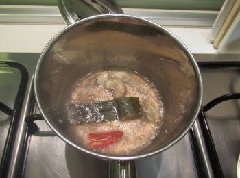 step2: 取小鍋子,放入蒜碎,辣椒,酒,味霖,白米醋,蝦醬及胡椒粉煮滾出香氣,倒入昆布柴魚高湯.(此時加點煮完的昆布片.可不加)