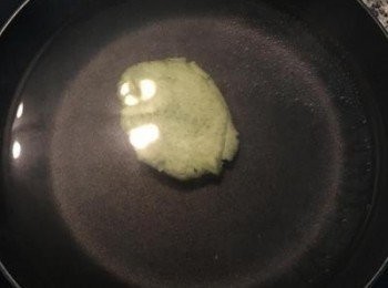 step9: 麵糰秤重後取7分之一的麵糰略微壓扁，放入預先煮好的滾水中煮到浮起， 註:麵糰如重350g則除以7後得50g,要煮的粿脆重量就是50g