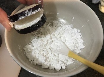 step4: 茄子切件，但不切斷。打開上生粉。