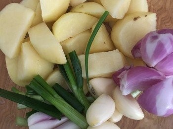 step1: 先將蒽切段，薯仔，蒜，紅蒽頭切粒