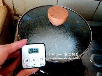step6: 用中火煮滾後再拌一拌勻西米以免黏底 , 熄火蓋上蓋焗20分鐘